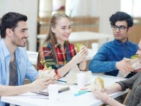 Grupa od desetak studenata izbačena s fakulteta jer su zajedno ručali