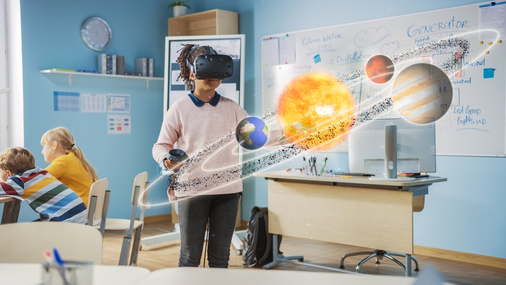 Dječak koristi VR za učenje planeta