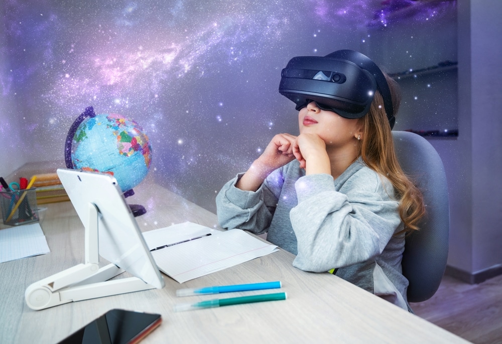 djevojčica koristi VR za geografiju
