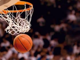 Košarkaška lopta upada u koš u NBA ligi