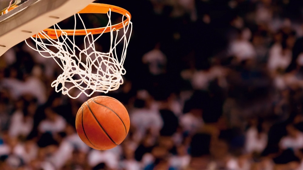 Košarkaška lopta upada u koš u NBA ligi