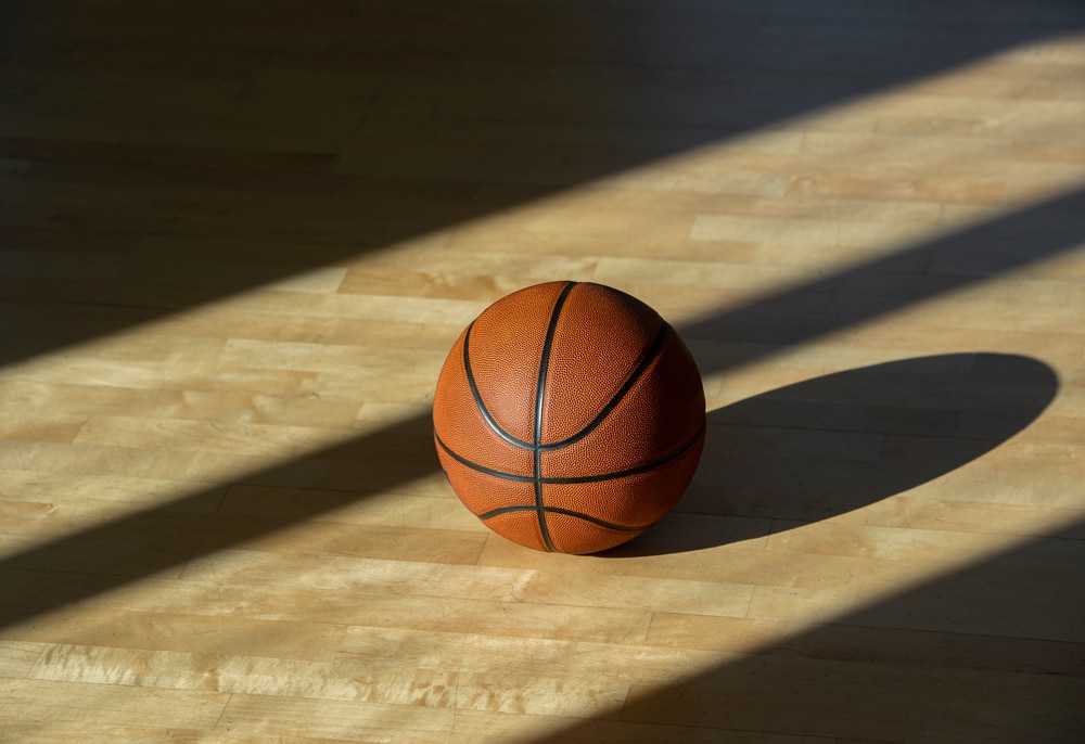 košarkaška lopta na parketu