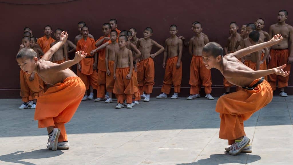 Mnoga djeca vježbaju kung fu u šaolinskom hramu s nadom da će jednog dana postati kung fu majstori.