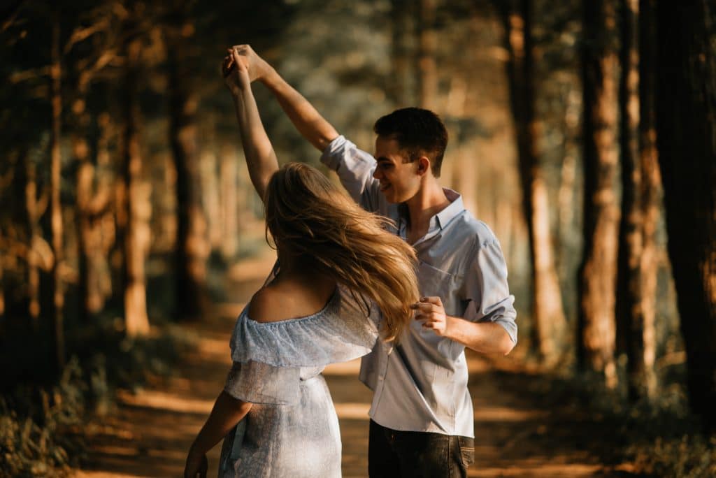 mladi par pleše u šumi