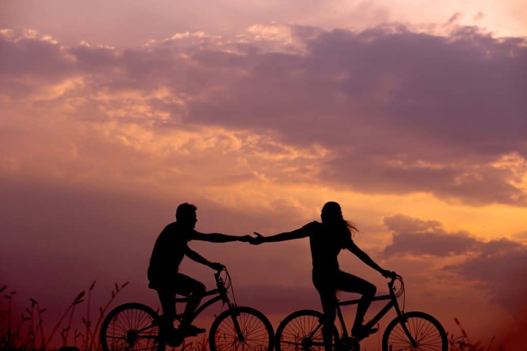 mladi par na bicikli