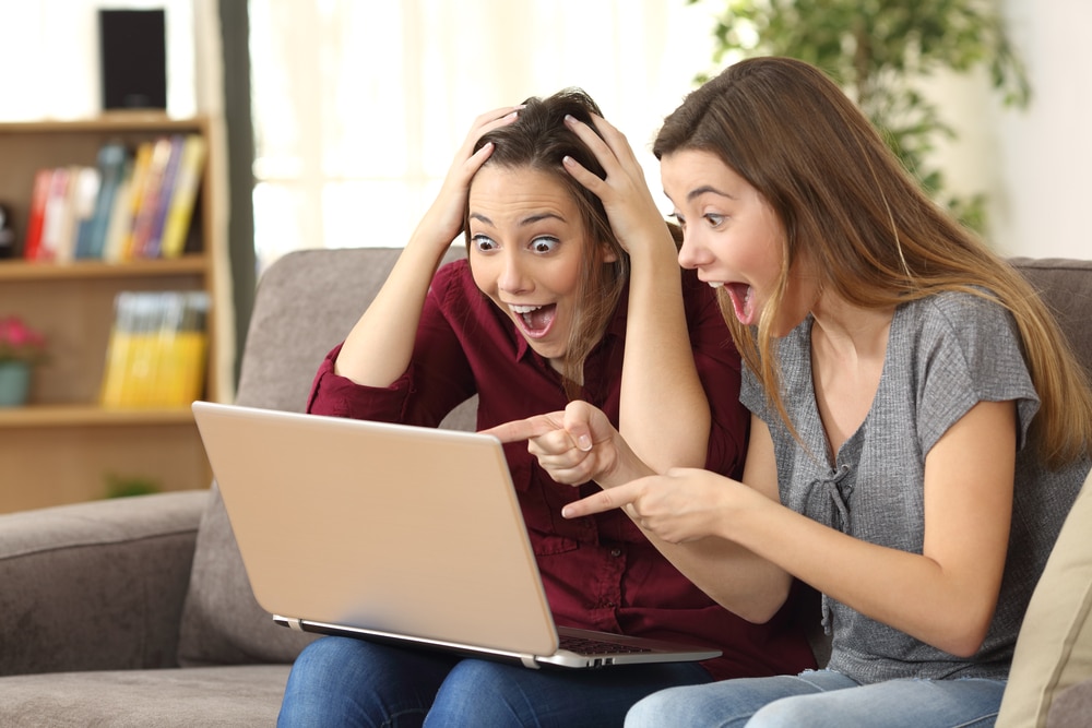 dvije cimerice tipkaju po laptopu